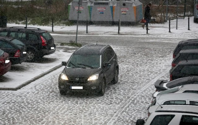 Burza śnieżna nad SzczecinemNad Szczecinem przeszła burza śnieżna. Na ulicach tworzą się korki.