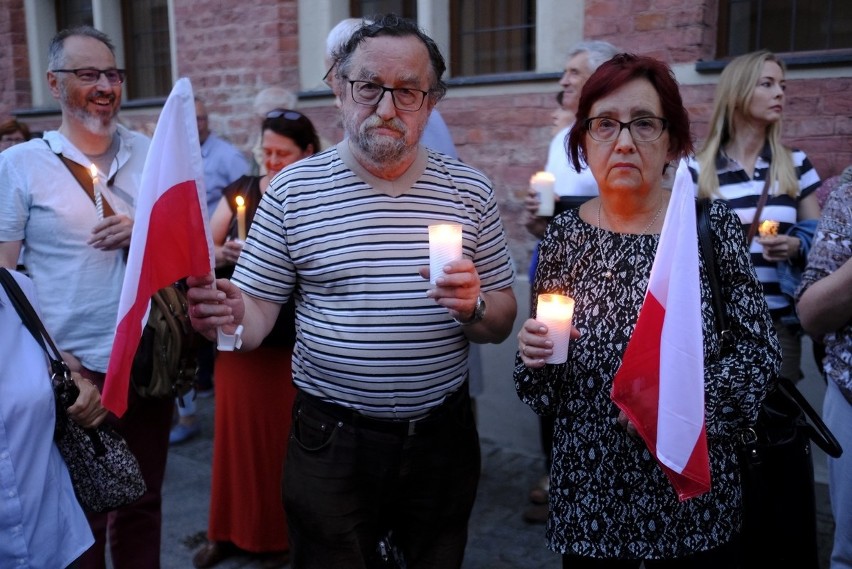 Toruń. Protest po uchwaleniu ustawy o Sądzie Najwyższym...