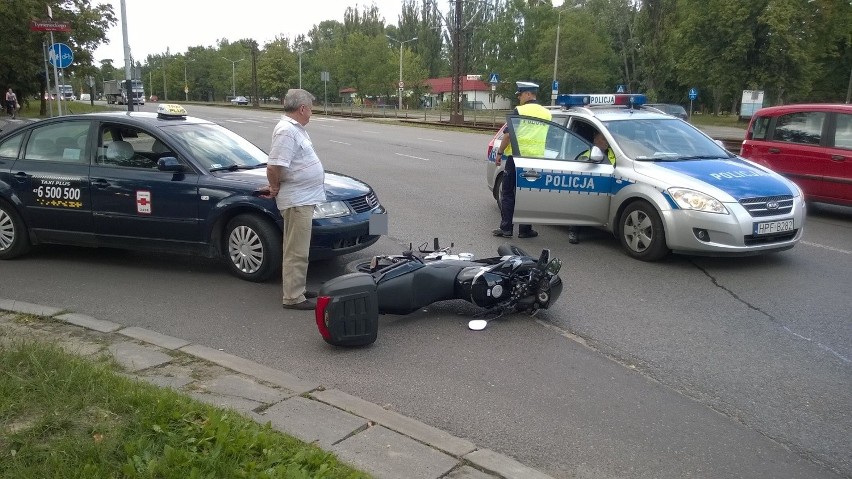 Wypadek na Śmigłego-Rydza. Motocyklista zderzył się z taksówką [ZDJĘCIA]