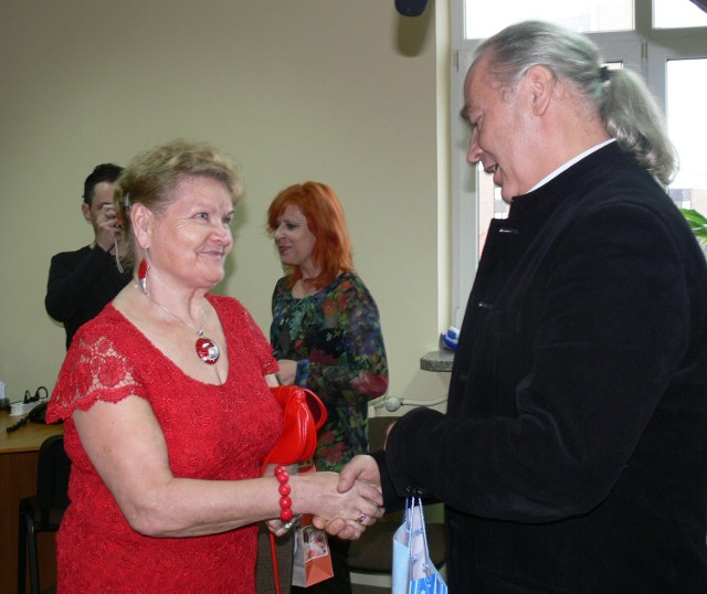 Nagrodę odbiera Krystyna Gozdyra, prezes Uniwersytetu III Wieku w Gorzycach. Wręcza poseł Mirosław Pluta.