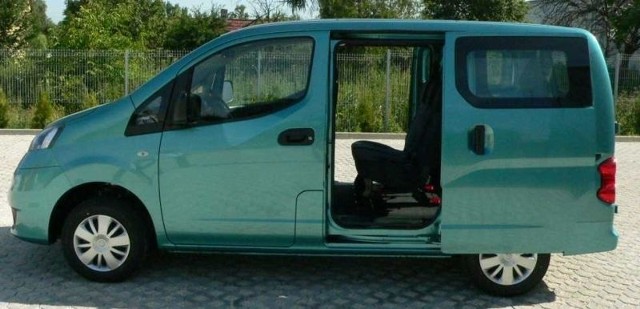 Nissan NV200 to pierwsze auto japońskiej marki w segmencie aut użytkowych. Dostęp do wnętrza ułatwiają przesuwne drzwi tylne.