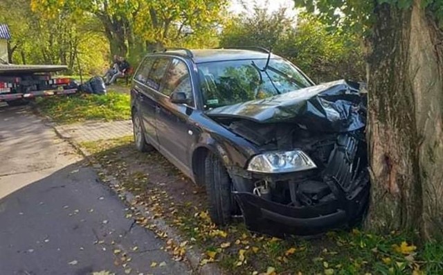 Do zdarzenia doszło w niedzielę, 20 października, na ul. Widok w Gorzowie. Pijany kierowca rozbił volkswagena o drzewo. Ranny trafił do szpitala.Volkswagen jechał w kierunku ul. Walczaka. Na ul. Widok samochód wypadł z drogi i mocno uderzył w drzewo. Na miejsce wypadku przyjechały służby ratunkowe. Okazało się, że za kierownicą volkswagena siedział kompletnie pijany kierowca. – Po zbadaniu kierowcy alkomatem okazało się, że ma on 2,6 promila alkoholu – mówi podkom. Maciej Kimet z zespołu prasowego lubuskiej policji. Ranny 33-latek został karetką przewieziony do szpitala. Grozi mu kara do dwóch lat więzienia, zakaz prowadzenia co najmniej na 3 lata i grzywna nie niższa niż 5 tys. zł.WIDEO: Szok! Pijany kierowca tira cofał na S3