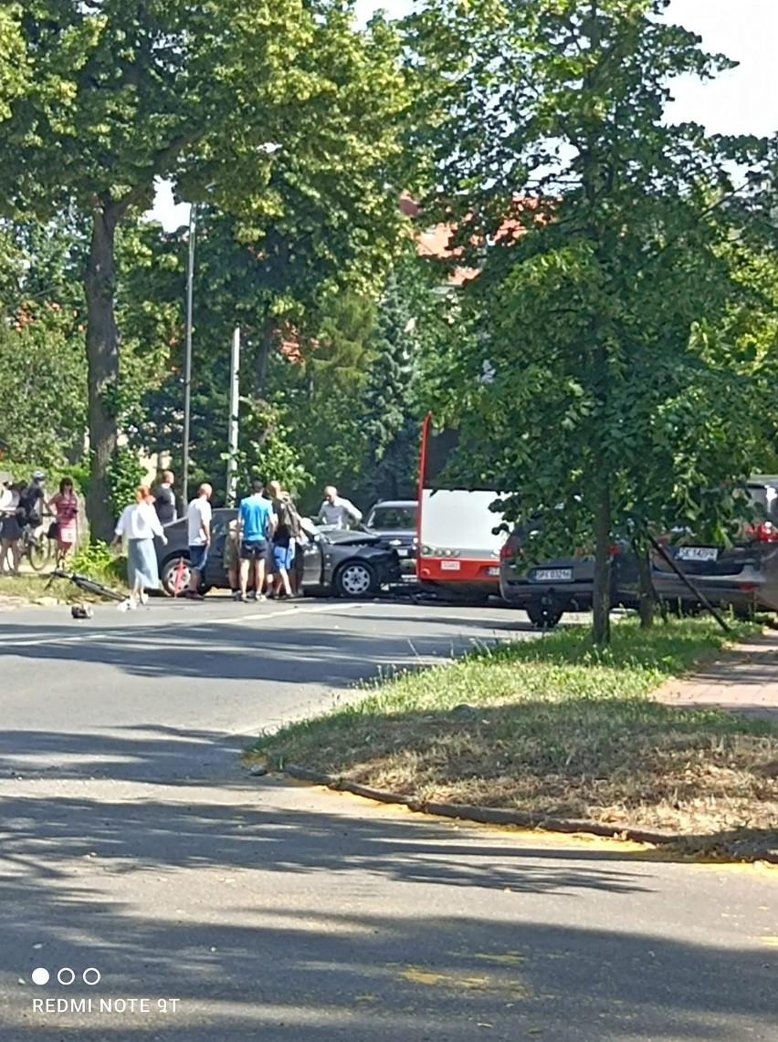 Czołowe zderzenie samochodu osobowego z autobusem w...