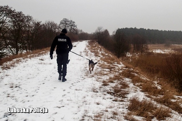 Policjanci odnaleźli kobietę na skraju lasu.