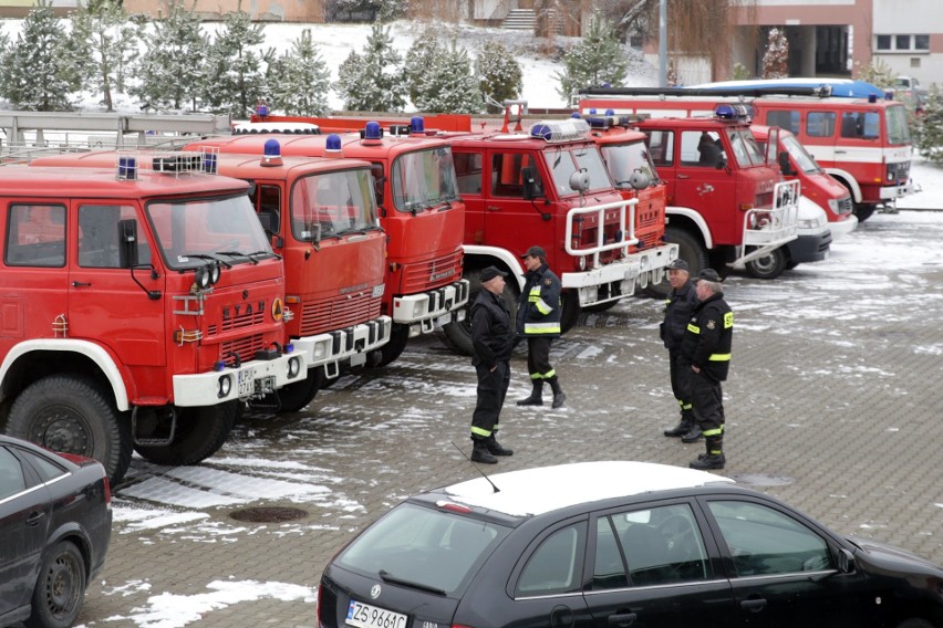 Lubelscy strażacy wspierają Ukrainę. Do naszych wschodnich sąsiadów trafi 14 pojazdów strażackich. Zobacz zdjęcia