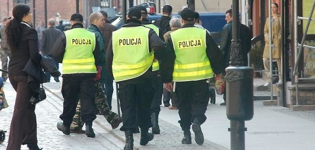 Toruńscy policjanci uratowali życie młodemu mężczyźnie