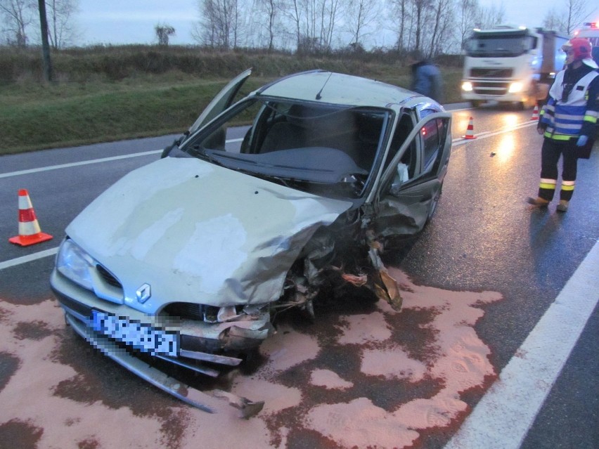 Wypadek w Łazach koło Bochni. Zderzyły się dwa samochody. Są ranni [ZDJĘCIA]
