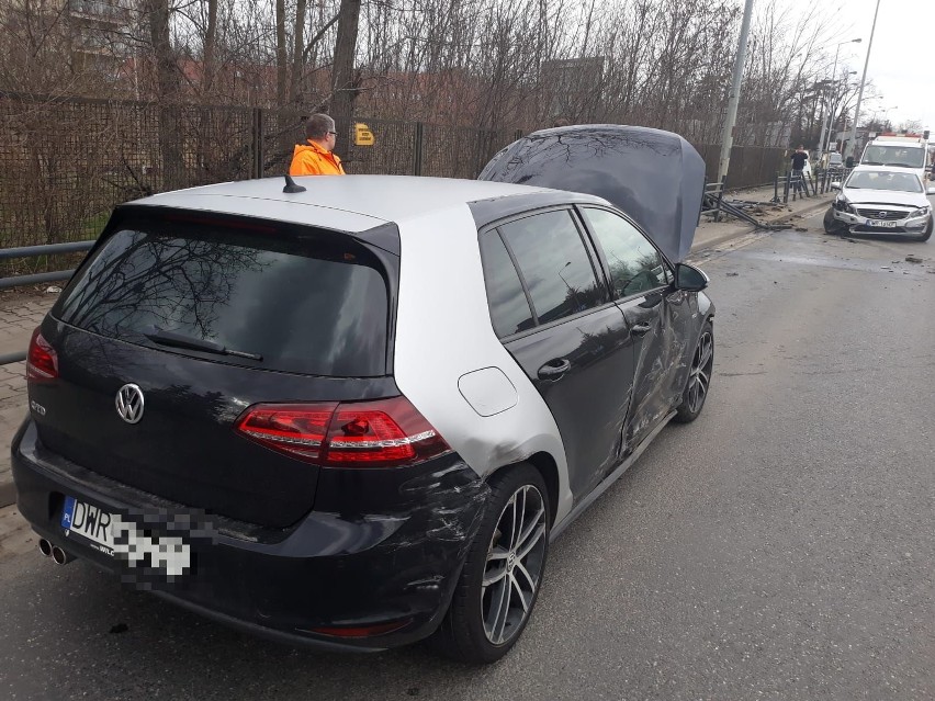 Wypadek na Karkonoskiej. Auto staranowało bariery. Jedna osoba ranna