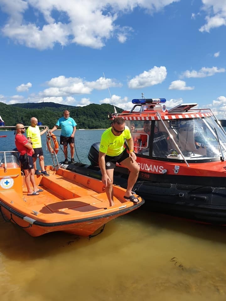 Na Solinie kobieta wypadła z kajaka do wody. Została przetransportowana śmigłowcem na SOR w Sanoku [ZDJĘCIA]