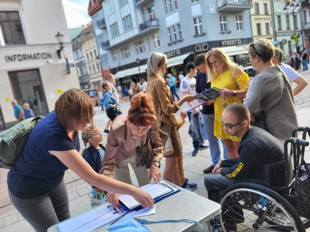Tak wygląda zbieranie podpisów pod obywatelskim projektem ustawy o podwyżce renty socjalnej w Toruniu.