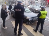 Wypadek na Grabiszyńskiej. Samochód uderzył w znaki przy przejściu dla pieszych. Kierowcy szuka policja 