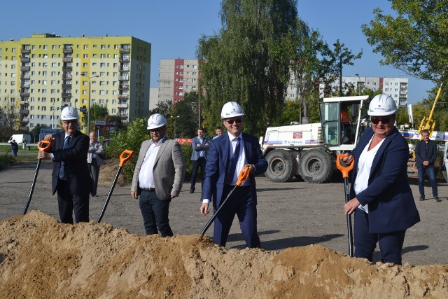 Budowa nowej linii tramwajowej w Sosnowcu - Zagórzu rozpoczęta. Zobacz kolejne zdjęcia. Przesuń zdjęcia w prawo- wciśnij strzałkę lub przycisk NASTĘPNE