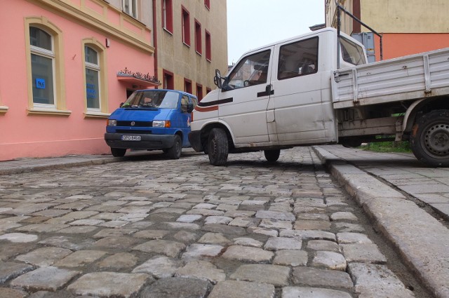 Do tej pory bruk był przykryty asfaltem.