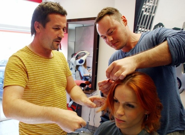 Piotr Siewierski i Ernest Kawa od wielu lat zajmują się fryzjerstwem. Przez blisko 7 lat pracowali wspólnie. Obecnie działają w osobnych salonach fryzjerskich.