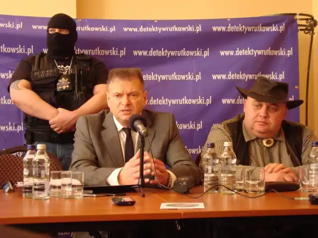 Krzysztof Rutkowski zajmuje się sprawą norek po zawiadomieniu Franciszka Jamniuka (w kapeluszu). Na zdjęciu obaj podczas poniedziałkowej konferencji prasowej. Za nimi członek ekipy Rutkowskiego.