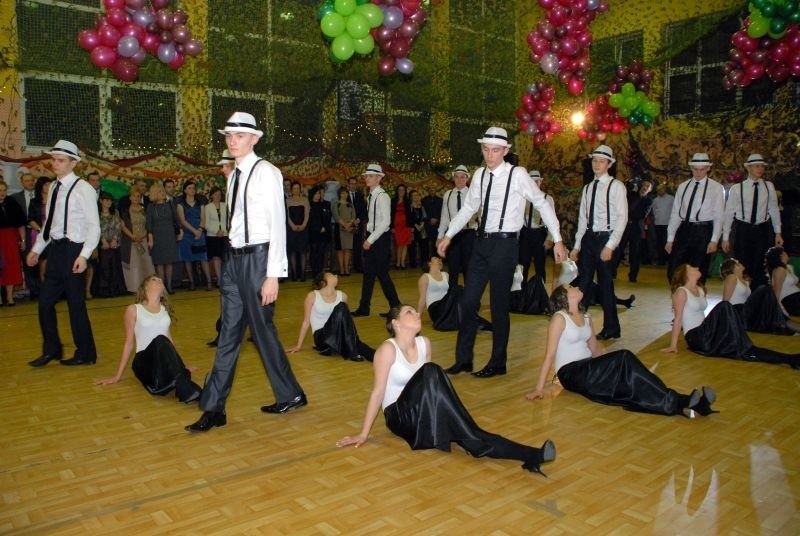 Tradycją białobrzeskiego liceum jest odtańczenia na...