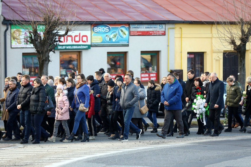 Pogrzeb Dawida Jakubowskiego, maturzysty z Końskich, reprezentanta Polski juniorów w piłce ręcznej odbył się w Żarnowie [ZDJĘCIA]