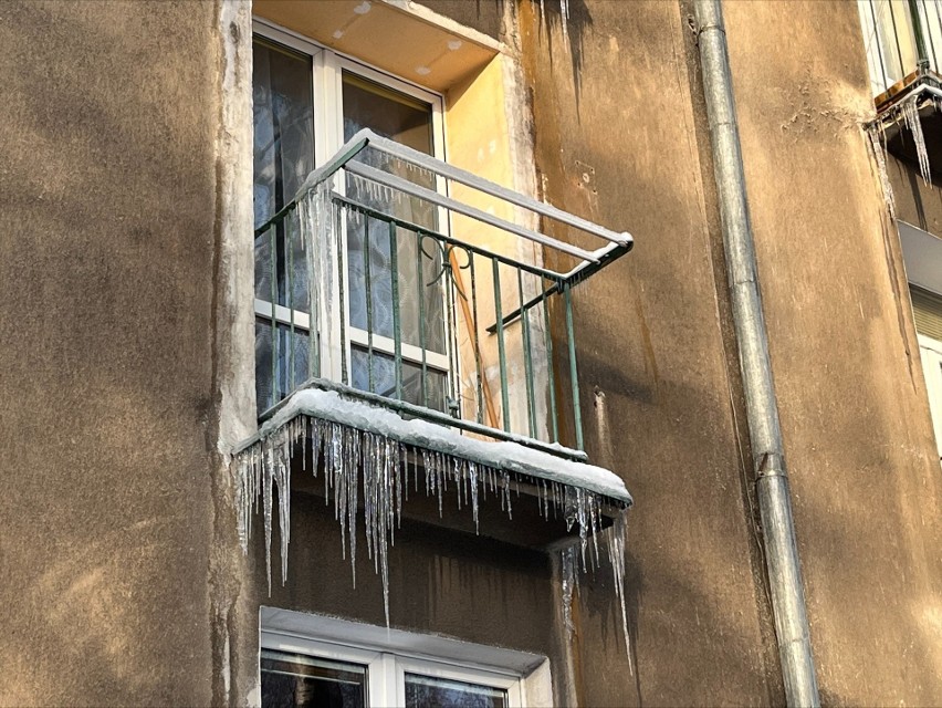 Uwaga na lodowe sople w Krakowie. Strażnicy od początku grudnia wypisali już 9 mandatów i 14 pouczeń