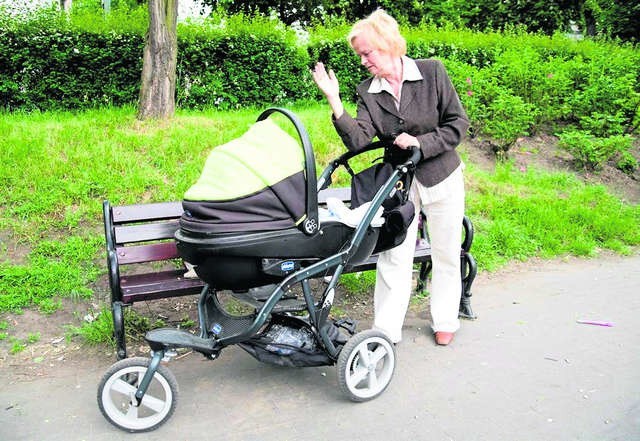 Torunianie odwiedzają park miejski zarówno, by w nim poćwiczyć, jak i po po prostu odetchnąć świeżym powietrzem, np. z  małymi dziećmi