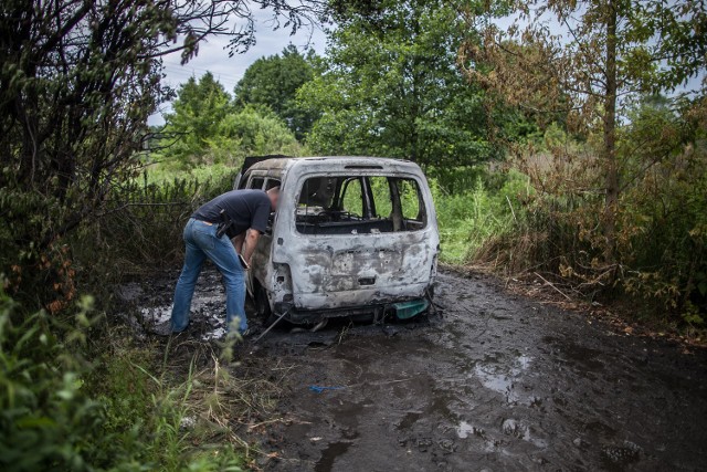 Spalone auto przestępców znaleziono w pobliżu ul. Tomaszowskiej