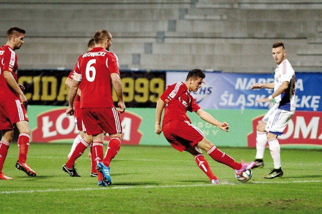 Mariusz Stępiński strzela na bramkę Górnika