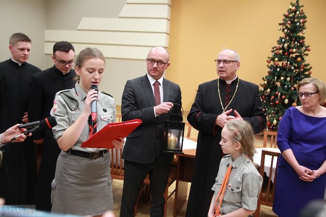 W przedświątecznej atmosferze wzajemne życzenia złożyli sobie mieszkańcy, przedstawiciele władz miasta, a włocławską wigilię tradycyjnie pobłogosławił biskup Wiesław Mering, ordynariusz diecezji włocławskiej.>> Najświeższe informacje z regionu, zdjęcia, wideo tylko na www.pomorska.pl 