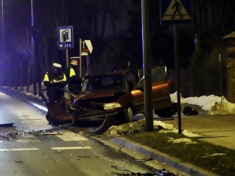 Poważny wypadek w Mogilnie. Dwie osoby w szpitalu, dziecko ochronił fotelik