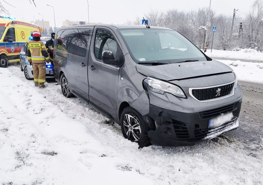 Wypadek w Przemyślu. Na ul. Lwowskiej peugeot uderzył w tył volkswagena. Do szpitala zabrano 12-letnie dziecko [ZDJĘCIA]