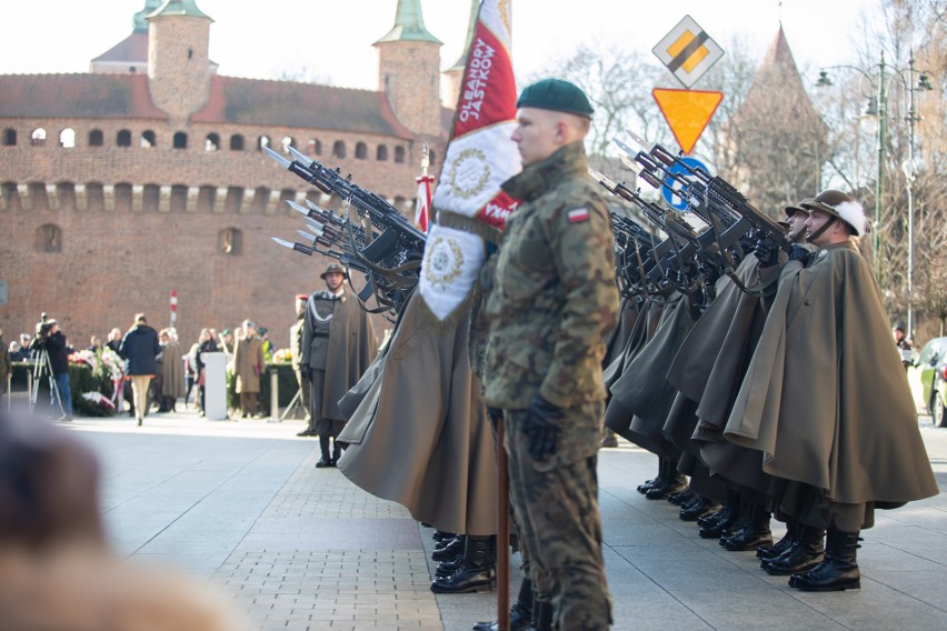 Kraków. Na placu Matejki uczczono bohaterów z Armii Krajowej, w 82. rocznicę jej utworzenia 