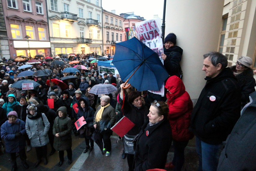 Strajk Kobiet w Lublinie. Na placu Łokietka protestowało pół tysiąca osób