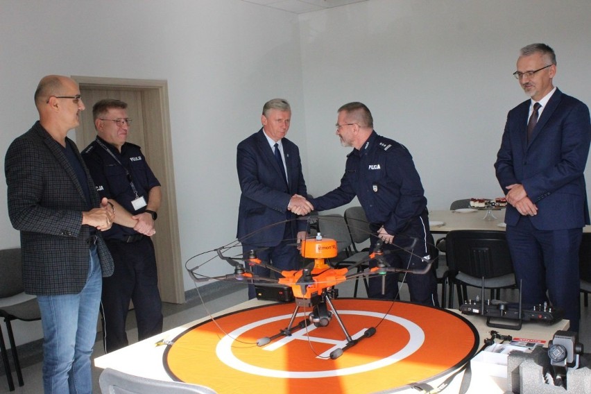 Dron dla Komisariatu Policji w Dobrzejewicach. Sprezentowali go trzej wójtowie
