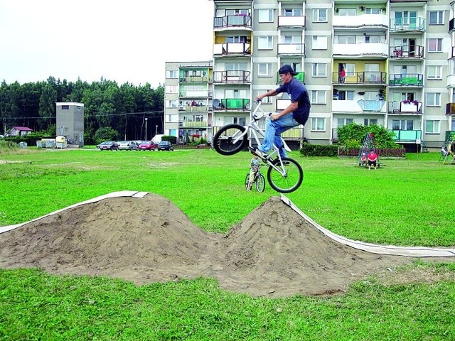 Paweł jeździ od lat, jednak w Mońkach nie ma gdzie trenować. Dlatego razem z kolegami sami usypali kilka górek.