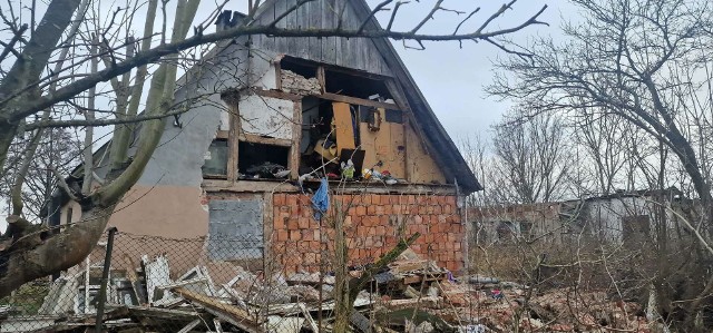 W pierwszy dzień świąt w miejscowości Dobiesławiec w gminie Będzino silny wiatr przewrócił ścianę budynku