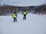Wypadek nastolatki na stoku w Bałtowie. Policjanci na nartach pomogli poszkodowanej