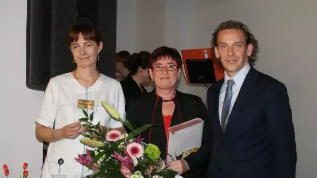 Najlepszą pielęgniarką roku 2012 jest Janina Marczak (w środku). Nagrodę wręczył jej Marek Szczepański, członek zarządu powiatu.