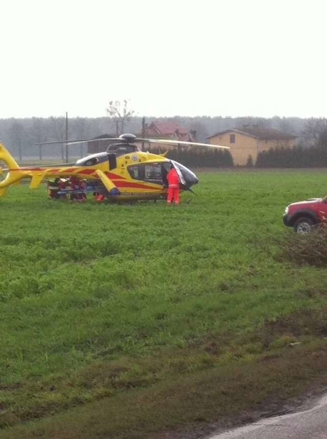 Jeden z kierowców został przetransportowany helikopterem do szpitala.