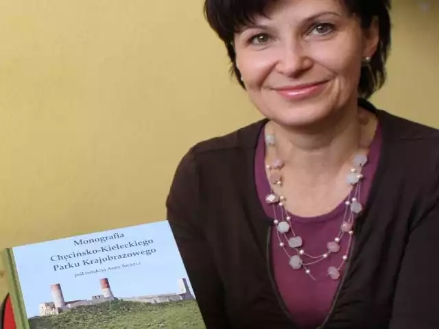 Profesor Anna Świercz  z pierwszą monografią parku krajobrazowego naszego województwa.