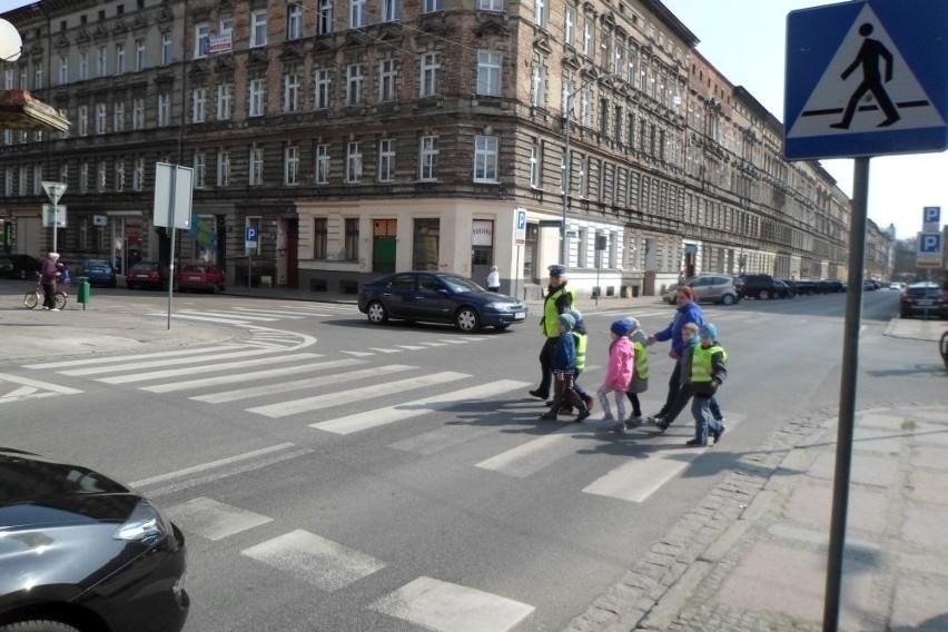 Przedszkolaki ze Szczecina ćwiczyły przechodzenie przez jezdnię 