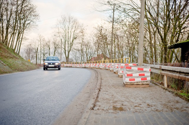 Zgodnie ze  strategią rozwoju, gmina Świecie ma rozwijać ciągi pieszo-rowerowe na wsiach.  Na zdjęciu migawka z przebudowy chodnika w Dworzysku.