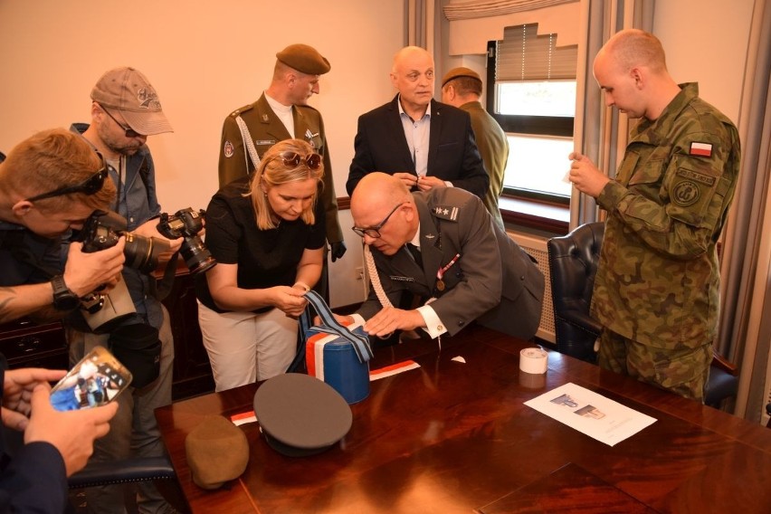 Dekorowanie urny z prochami Ryszarda Białousa na terenie...