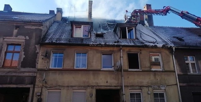 Jak udało się ustalić, 26-latka znaleziona w płonącym mieszkaniu w Lubsku wcześniej została zamordowana. Policjanci zatrzymali męża ofiary. Żarska policja nie chce jednak podawać żadnych szczegółów dotyczących makabrycznego zdarzenia.Pożar wybuchł w mieszkaniu na poddaszu kamienicy przy ul. Krakowskie Przedmieście 49 w poniedziałek, 7 października. Do walki z ogniem ruszyło siedem zastępów straży pożarnej. Ewakuowano mieszkańców trzech kamienic. Strażacy w płonącym mieszkaniu dokonali makabrycznego odkrycia. Znaleźli ciało 26-letniej kobiety. Na miejsce przyjechał prokurator i policyjna grupa dochodzeniowo-śledcza. Jak ustaliliśmy, policjanci zatrzymali męża 26-latki. Miał zamordować żonę i podpalić mieszkanie. – Ciało zostało zabezpieczone do sekcji, żadnych innych informacji w tej sprawie nie udzielamy – mówi kom. Aneta Berestecka, rzeczniczka żarskiej policji. O sprawę zapytaliśmy prokuraturę. – Ujawniono zwłoki kobiety. Stwierdzone u niej przez prokuratora i medyka obrażenia wskazują na przestępcze działanie osób drugich. W związku z  tym zdarzeniem do sprawy zatrzymano mężczyznę – mówi prokurator Zbigniew Fąfera, rzecznik zielonogórskiej prokuratury okręgowej.Rodzina miała mieć założoną niebieską kartę z powodu męża, który po pijanemu znęcał się nad żoną i dziećmi. 26-latka miała ciężkie życie. Osierociła dwoje małych dzieci w wieku 4 i 6 lat.Zobacz również: Oszukali 130 firm na pół miliona złotych! Grupa przestępcza została rozbita przez lubuską policję:POLECAMY RÓWNIEŻ PAŃSTWA UWADZE:LUBUSKIE. Oszukali 130 firm na pół miliona złotych! Grupa przestępcza została rozbita przez lubuską policję