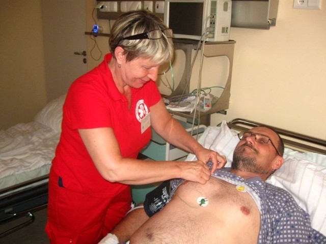 Pielęgniarka Teresa Bańbura przygotowuje Vasila Ševce do kolejnego badania kontrolnego. Pacjent jest zachwycony opieką w wojskowej lecznicy