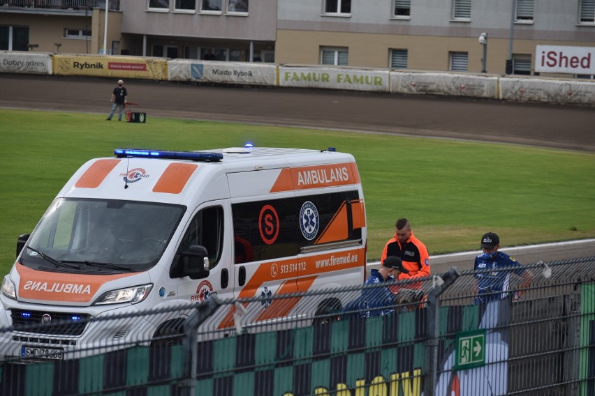 Po wypadku w 3. wyścigu Niels Kristian Iversen opuścił tor...