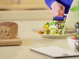 Szybki i pożywny przepis na lunch: Sałatka z łososiem [wideo]