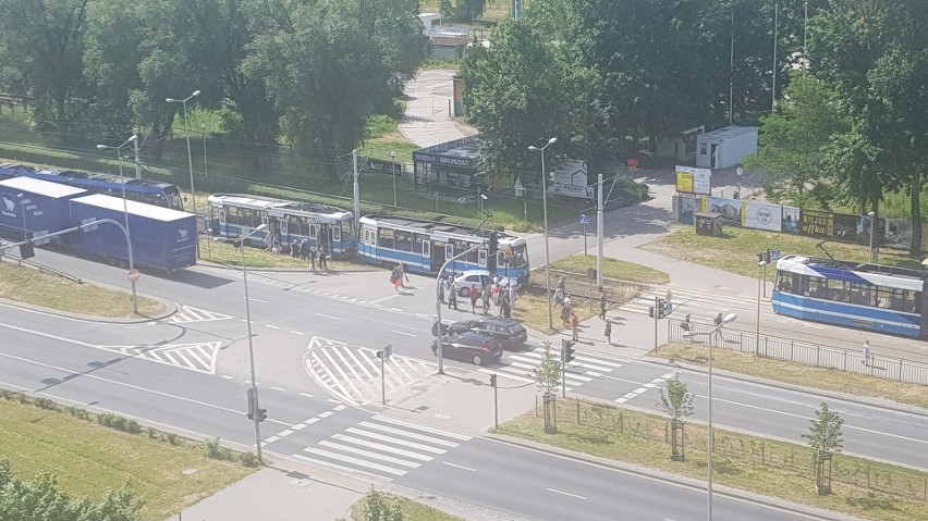 W wypadku auta osobowego z tramwajem na ul. Lotniczej brało...