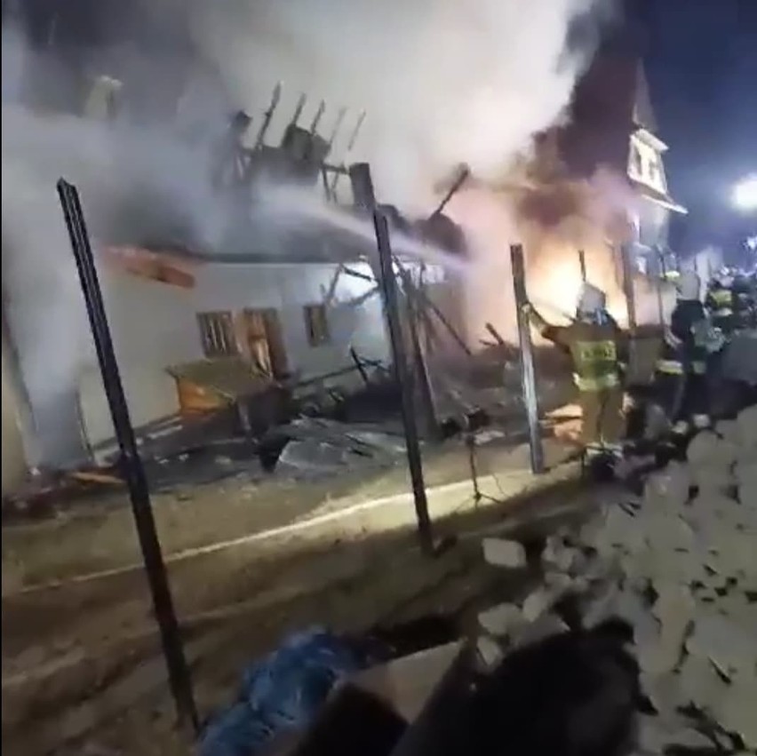 Podhale. Nocny pożar w Cichem. Ogień zajął stodołę. W akcji gaszenia brało udział 10 zastępów