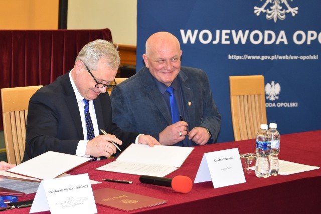 Starosta nyski Andrzej Kruczkiewicz podpisał umowy na dotacje w kwocie przekraczającej 10 mln złotych.