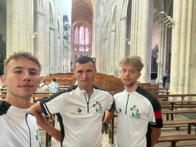 Ksiądz Marcin Napora z Rzymskokatolickiej Parafii Najświętszego Salwatora w Krakowie wspólnie z dwoma towarzyszami wyruszył na rowerze w podróż życia, by u celu - w Lizbonie spotkać Papieża Franciszka.