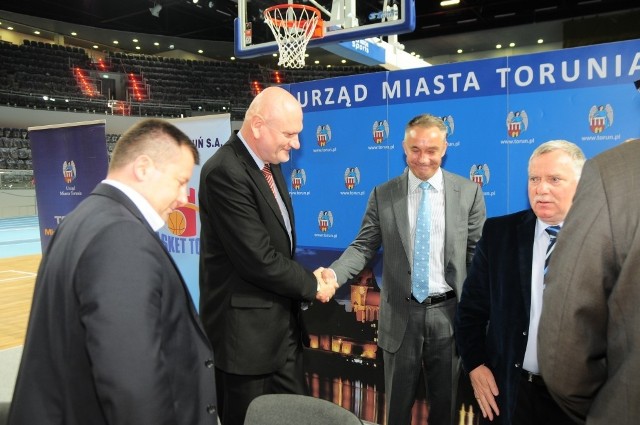 Prezydent Michał Zaleski i nowy właściciel Basket Toruń Maciej Wiśniewski gratulują sobie ekstraklasy.