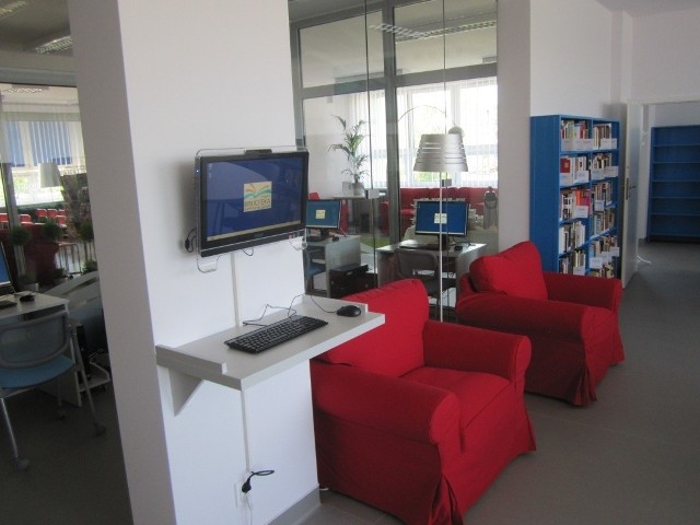 Pierwsza mediateka w Gdyni swoje miejsce znalazła na Pogórzu na ul. Porębskiego przy Zespole Szkół nr 11 w filii nr 4 Miejskiej Biblioteki Publicznej  - w 2012 roku.